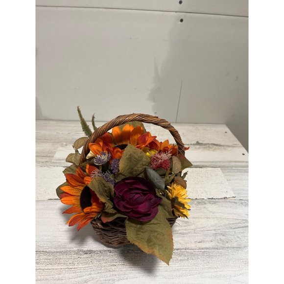 Pretty basket with fall colored flowers - Picture 4 of 6
